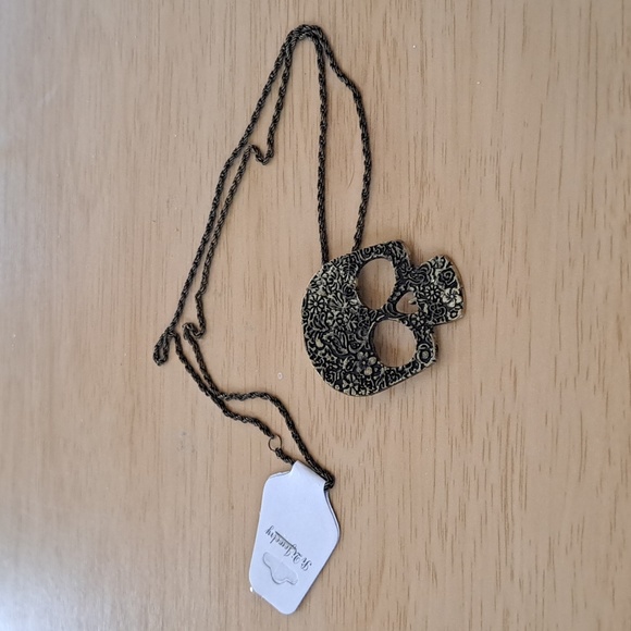 !!LAST CHANCE!!⛄️Vintage Bronze Colored Sugar Skull Necklace - Picture 2 of 7